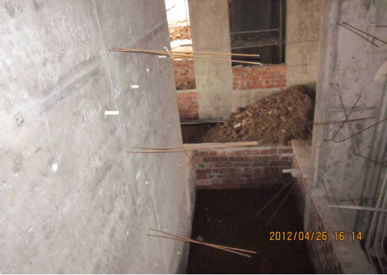 墙体拉结筋末端未设弯钩