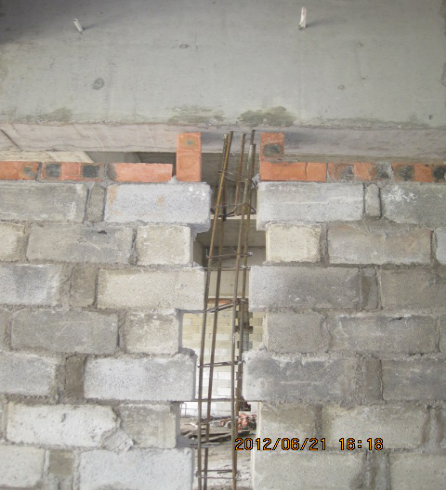 构造柱纵筋歪斜，箍筋间距过大