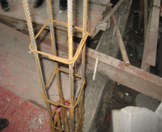 构造柱箍筋弯钩未达到135&deg;