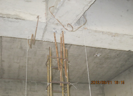 构造柱钢筋搭接位置随意，且搭接长度未满足35d的规范要求