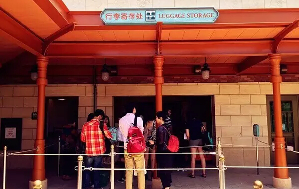 迪士尼寄存行李在哪里？