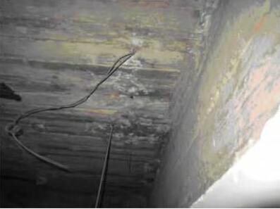 板底碱蚀、 露筋