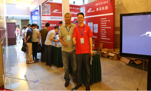 图二:韩总与国家建筑材料质量监督检验中心工程师鲍亚楠(左)合影 图二:韩总与国家建筑材料质量监督检验中心工程师鲍亚楠(左)合影