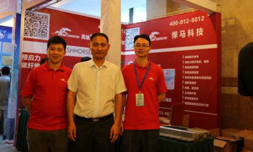 图三:悍马韩总、刘经理与合肥时进建筑技术有限公司经理刘永泉(中)合影 图三:悍马韩总、刘经理与合肥时进建筑技术有限公司经理刘永泉(中)合影