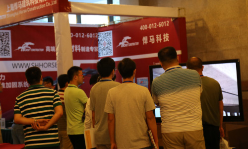 图四:人群围观悍马展台 图四:人群围观悍马展台