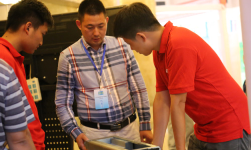 图五:刘经理给参观者介绍产品 图五:刘经理给参观者介绍产品