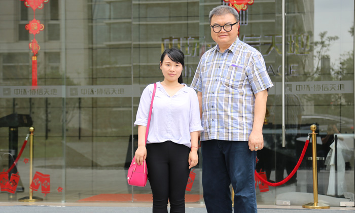 图二:外贸人员与马来客户合影 图二:外贸人员与马来客户合影