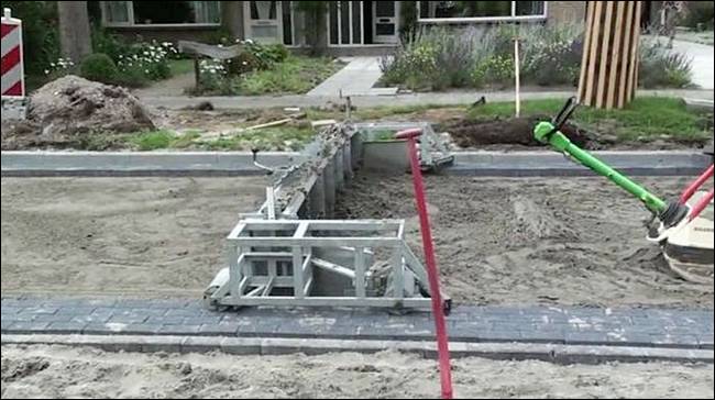 制做砂渣路基.jpg 制做砂渣路基.jpg