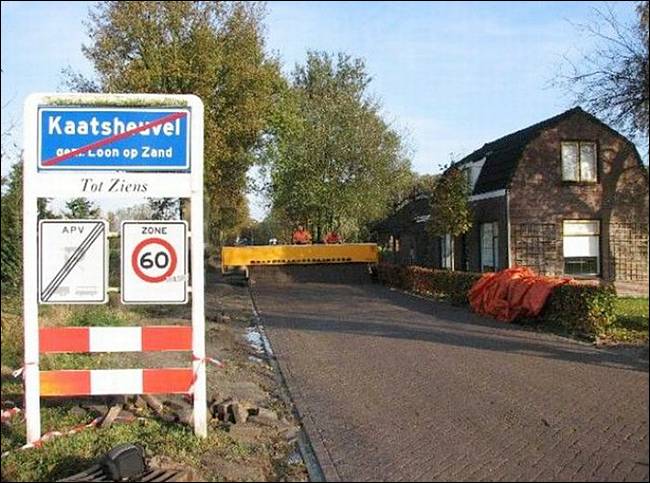 铺完的路面 铺完的路面