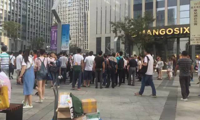 上班族围堵在大门口