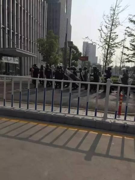 现场警察严阵以待