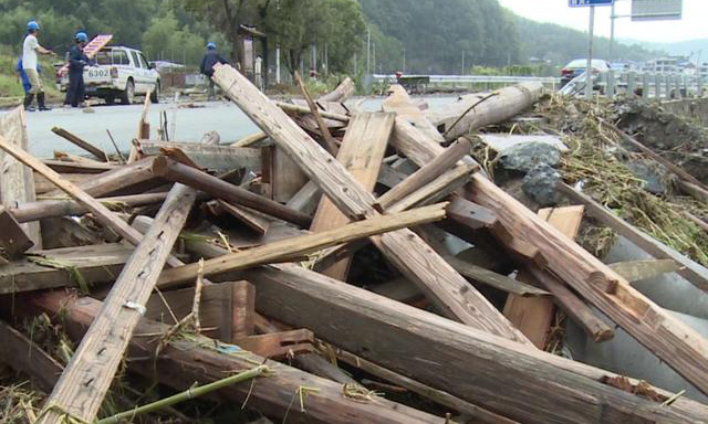 浙江被冲毁廊桥构件