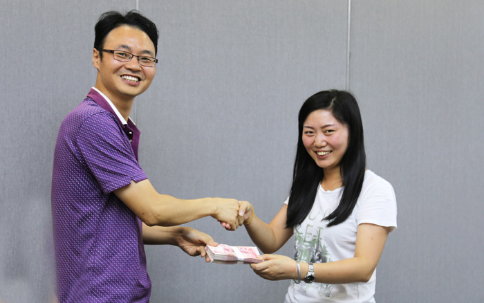 上海悍马总经理为优秀员工颁发现金奖励