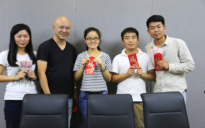 上海悍马销售经理与优秀员工合影