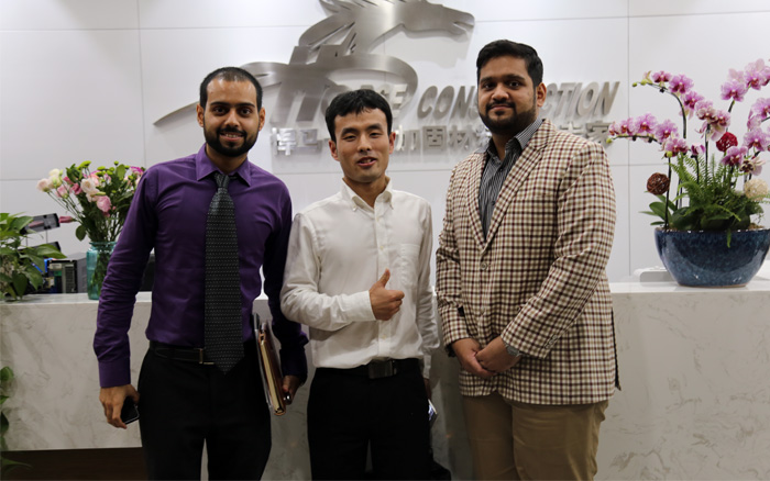 上海悍马外贸工程师与海外代购合影 上海悍马外贸工程师与海外代购合影