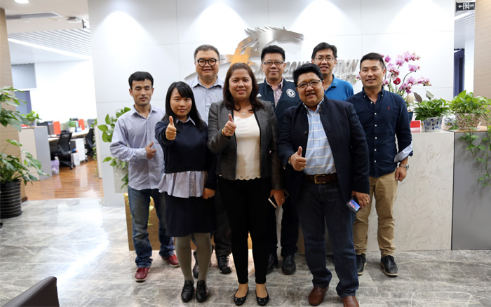 东盟五国学者与悍马人合影 东盟五国学者与悍马人合影