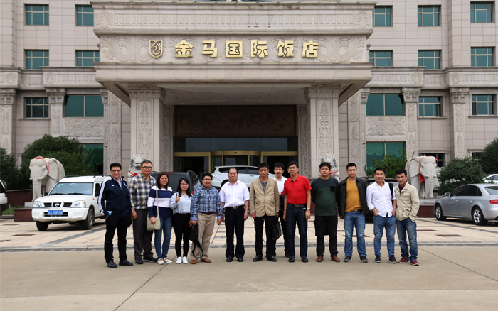 东盟五国、现代路桥领导与悍马人合影 东盟五国、现代路桥领导与悍马人合影