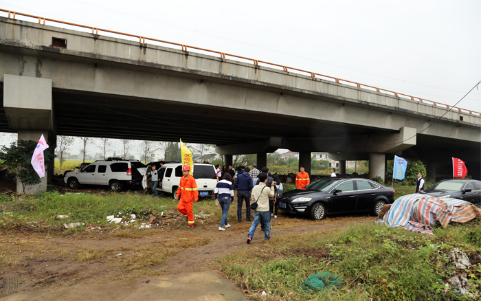 驱车前往施工工地 驱车前往施工工地