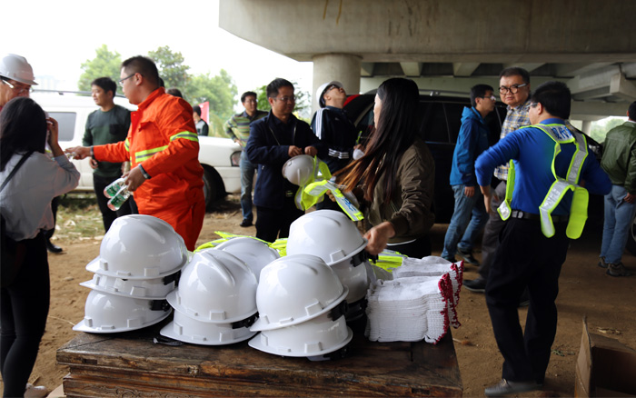 分发安全帽、防护衣 分发安全帽、防护衣