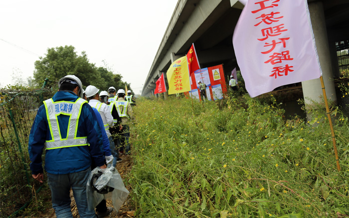步行去工地 步行去工地
