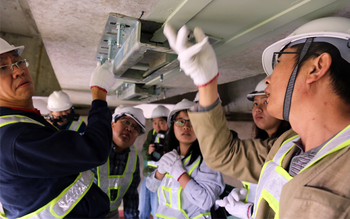 工作人员讲解预应力碳板安装 工作人员讲解预应力碳板安装