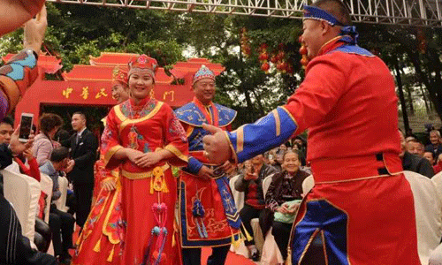 70对情侣办婚礼 70对情侣办婚礼