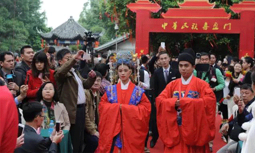 70对情侣办婚礼 70对情侣办婚礼