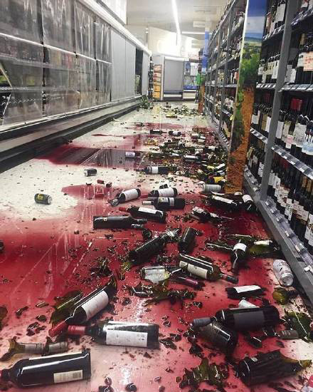 红酒震落一地 红酒震落一地