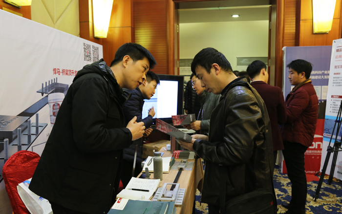 展示台前 展示台前