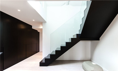 公寓原来采用的松木地板利用碱液进行翻新