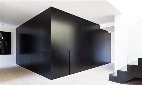 三个金属I型梁被用于下层平面的开发，并支撑起露台