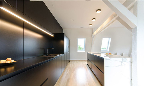 厨房有一个大的大理石陶瓷块