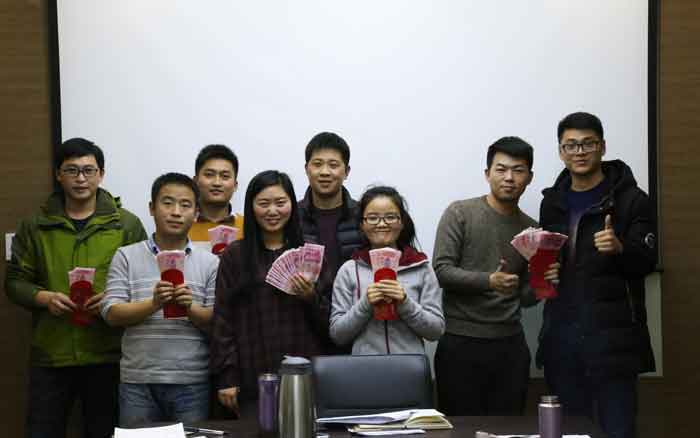 刘经理和优秀员工合影 刘经理和优秀员工合影