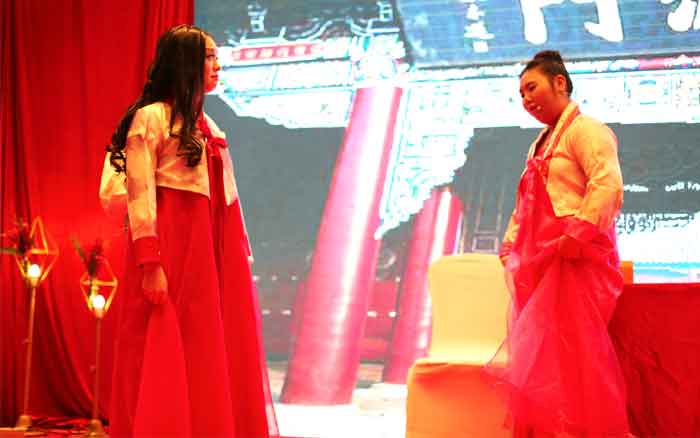 杨八妹的扮演者---大韩(右) 杨八妹的扮演者---大韩(右)