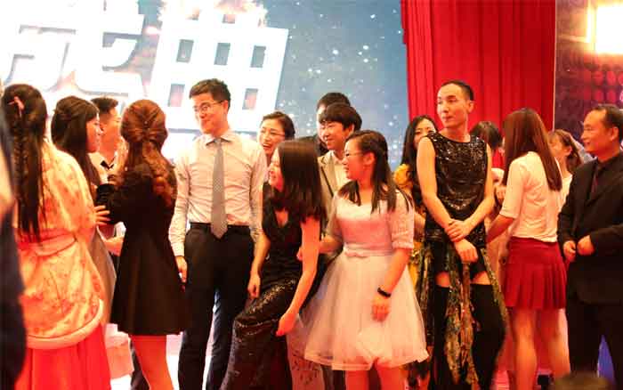 本活动只限单身成年男女参加 本活动只限单身成年男女参加