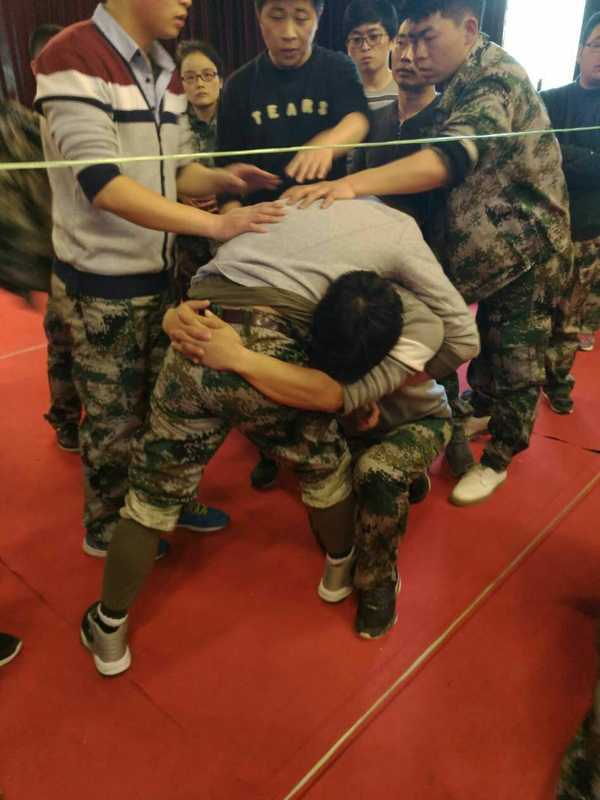 踩在你背,痛在我心。 踩在你背,痛在我心。