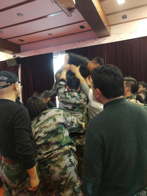 放心大胆跨,别怕,你的安全我来负责。 放心大胆跨,别怕,你的安全我来负责。