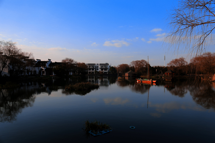 春水碧于天,画船听雨眠。 春水碧于天,画船听雨眠。