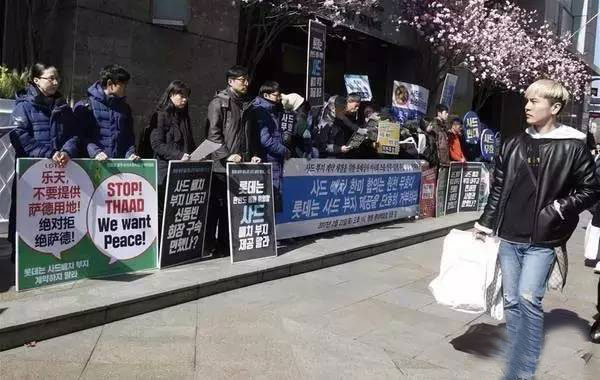 韩国民众举牌打脸