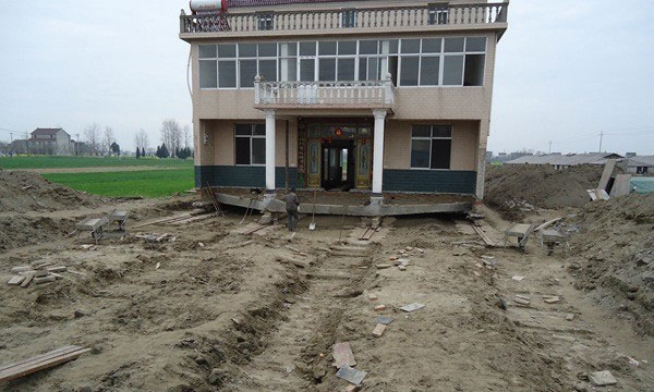 为给省道让路,村民花12万将三层楼平移150米 为给省道让路,村民花12万将三层楼平移150米