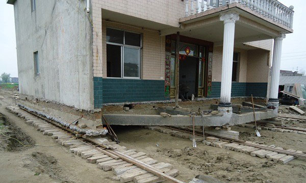 村民花12万将三层楼平移150米 村民花12万将三层楼平移150米