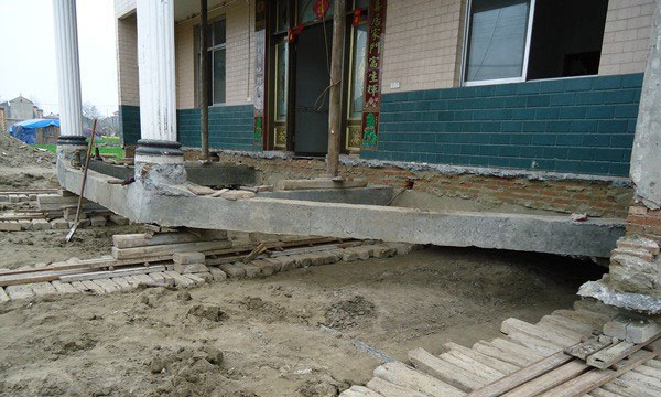 村民花12万将三层楼平移150米 村民花12万将三层楼平移150米