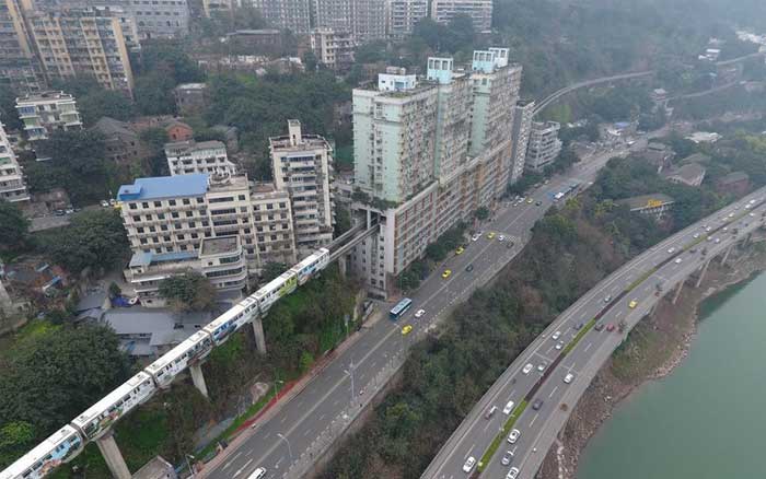 轻轨穿楼而过场面震撼!重庆最牛建筑见过没? 轻轨穿楼而过场面震撼!重庆最牛建筑见过没?