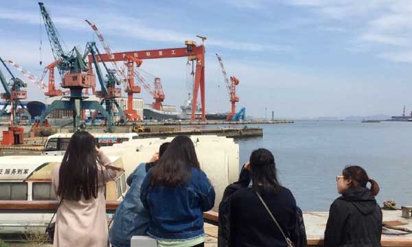 不少人慕名而来一睹&ldquo;大船&rdquo;的风采