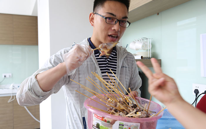 大哥,迫不及待,您是要生吞吗? 大哥,迫不及待,您是要生吞吗?