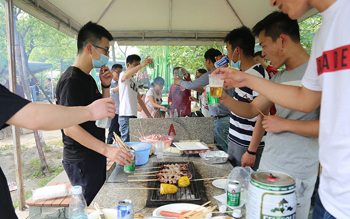 举杯共邀 举杯共邀