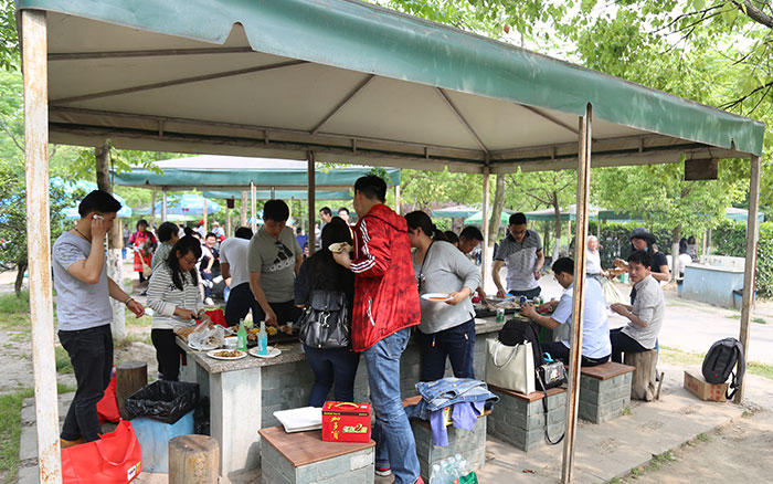 夏日宴,绿酒一杯歌一遍。 夏日宴,绿酒一杯歌一遍。
