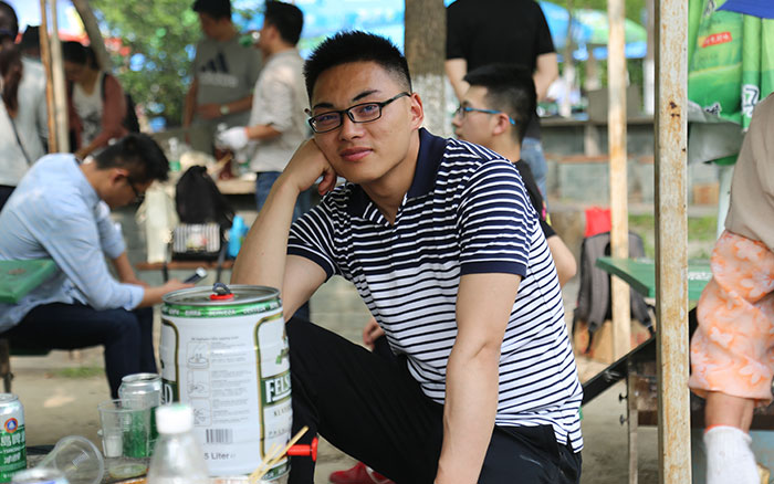 酒后微醺自妩媚,但看花下谁人识? 酒后微醺自妩媚,但看花下谁人识?