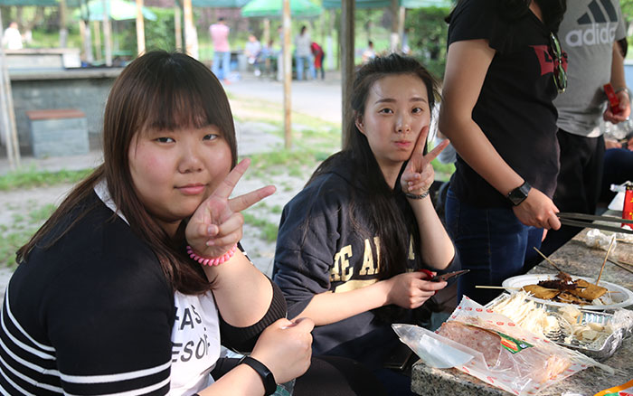 能不能换个拍照姿势,不要太同步...... 能不能换个拍照姿势,不要太同步......