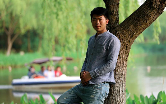 手未若柔荑,肤不如凝脂,潇洒男儿,皎如玉树临风前。 手未若柔荑,肤不如凝脂,潇洒男儿,皎如玉树临风前。